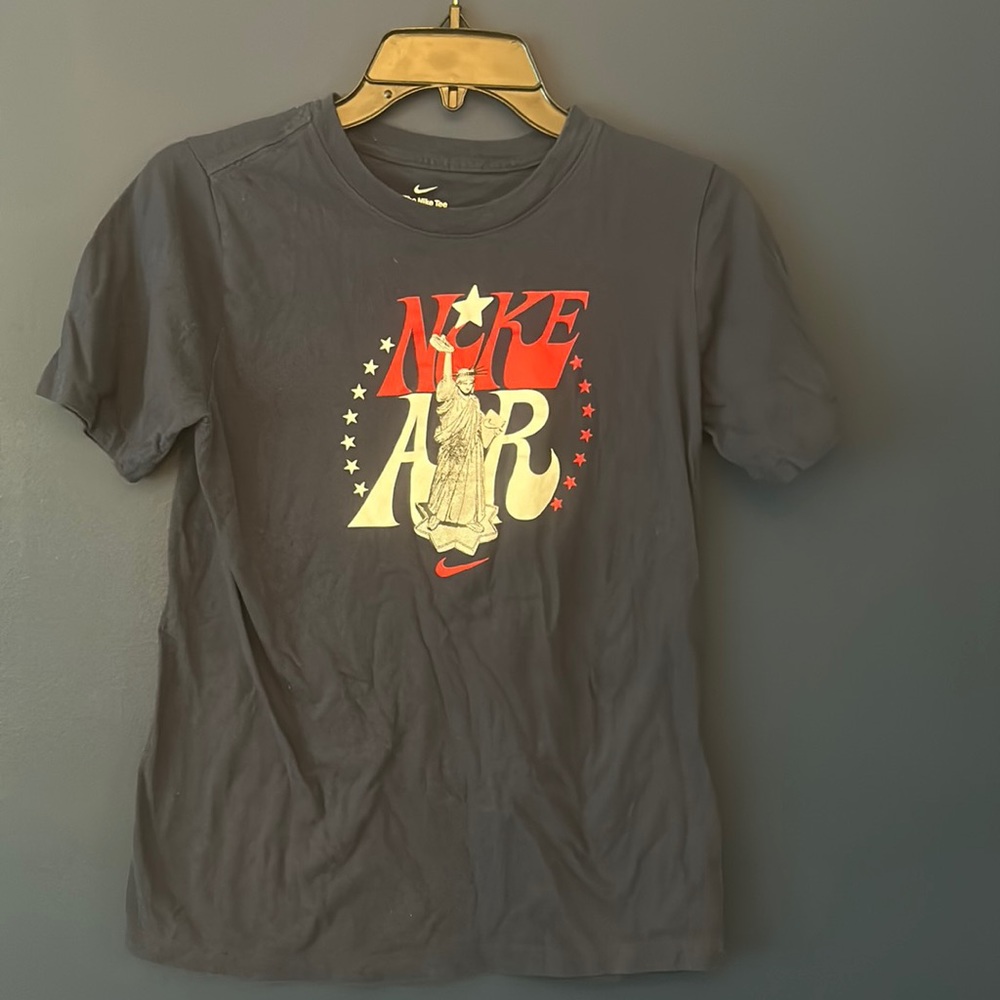 Navy blue Nike tee with Statue of Liberty design